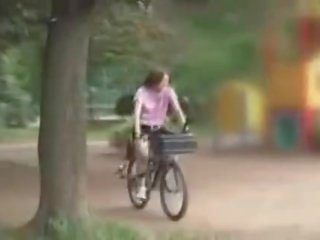 Japanska ung kvinnlig masturbated medan ridning en specially modified xxx video- bike!