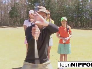 Vakker asiatisk tenåring jenter spille en spill av stripping golf: hd skitten film 0e
