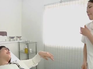 Japonesa lésbica attractive spitting massagem clínica subtitled